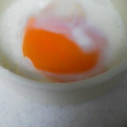 息子が卵を割りたいというので、割らせてあげました＾＾
半熟にチンして、卵ご飯にしましたよ♪